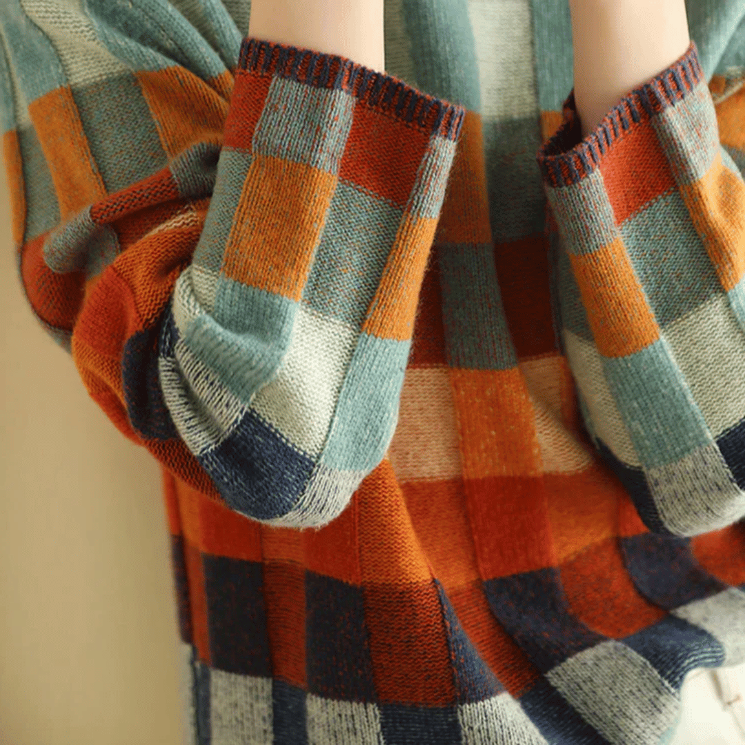 Bunter Strickpullover mit Karomuster in Blau, Orange und Beige. Modischer Herbst-Look, gemütlich und stilvoll. Perfekt für kühle Tage.