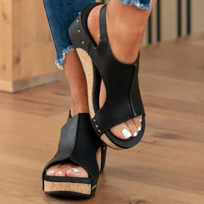 Schwarze Keilsandalen mit offenem Zeh und Korksohle, ideal für Sommermode. Bequeme Damen-Schuhe, perfekt für lässige Outfits und Freizeit.