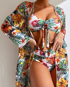 Frau in tropischem Bikini-Set mit Blumenmuster und passendem Kimono, Sommermode, Strandkleidung.