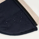 Wasserabweisende Jacke mit Reißverschluss, dunkelblau und beige, ideal für Outdoor-Aktivitäten. Perfekt für Regenwetter und modischen Schutz.