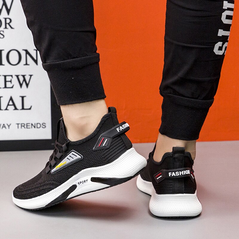 Schwarze Sportschuhe mit weißer Sohle, modischem Design und farbigen Akzenten. Ideal für Laufen und Fitness. Bequeme, trendige Sneaker.