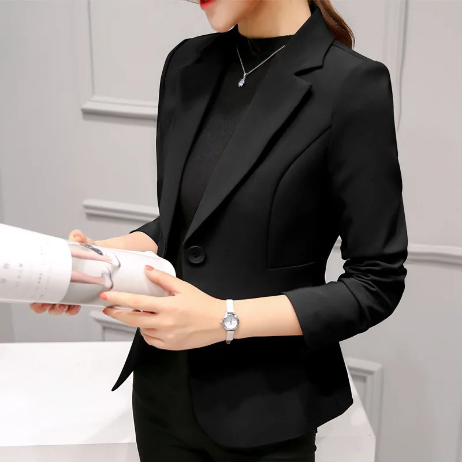 Eleganter schwarzer Damenblazer, tailliert, ideal für Business- und Büro-Outfits. Hochwertige Verarbeitung, zeitloses Design, modisch und stilvoll.