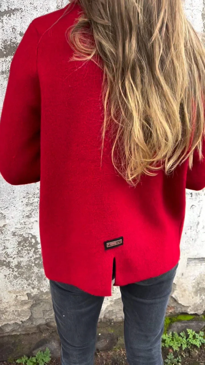 Roter Damenpullover aus Wolle, Rückansicht, mit Label-Detail, kombiniert mit dunkler Jeans. Perfekt für Herbstmode und stilvolle Outfits.
