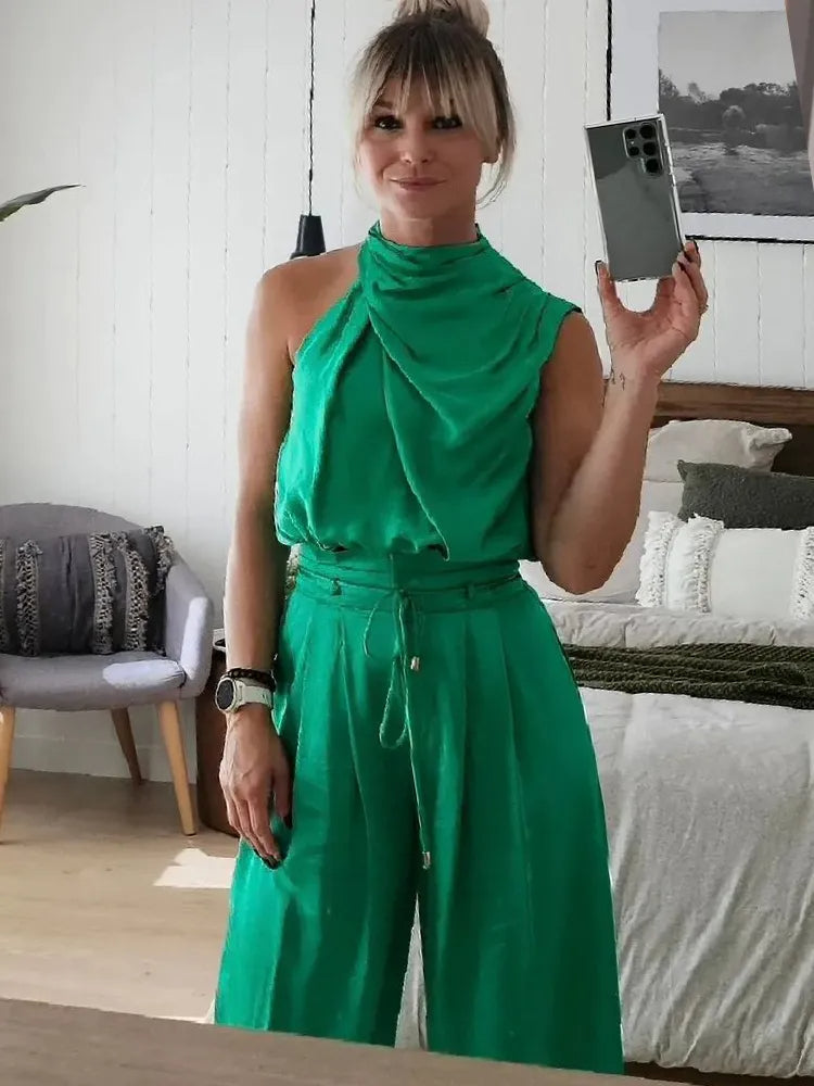 Grünes ärmelloses Kleid, elegantes Design, ideal für Sommermode. Perfekt für stilvolle Anlässe. Damenmode, trendige Kleidung, schickes Outfit.