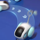 Spielzeugroboter mit blauen Rädern auf blauem Hintergrund, zeigt Bewegungspfeile. Interaktives, futuristisches Design für Kinder.