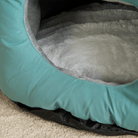Kuschelhöhle für Haustiere, türkis, weiches Plüsch-Innenfutter, gemütlicher Rückzugsort.