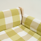 Grün-weiß karierter Haustier-Lounger, Holzrahmen, gemütliches Design, modernes Haustierbett.