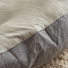 Weiches Hundebett aus Plüsch, beige und grau, gemütlich, rutschfest, für kleine Haustiere.