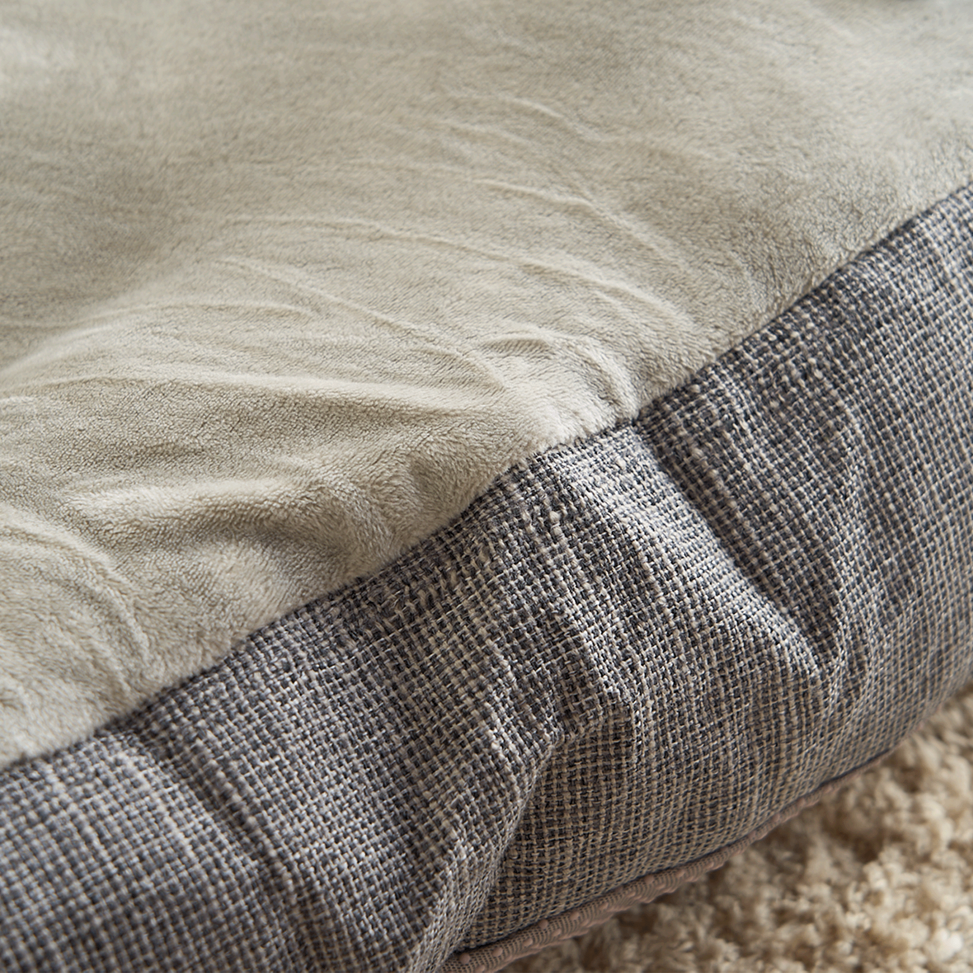 Weiches Hundebett aus Plüsch, beige und grau, gemütlich, rutschfest, für kleine Haustiere.