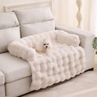 Weißes flauschiges Haustierbett auf Sofa, gemütlich, Hundematte, Wohnzimmer, Heimdekoration.