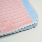 Rosa und blaues Katzenbett, interaktiv, weich, Plüschmaterial, gemütlich, Haustierbedarf.