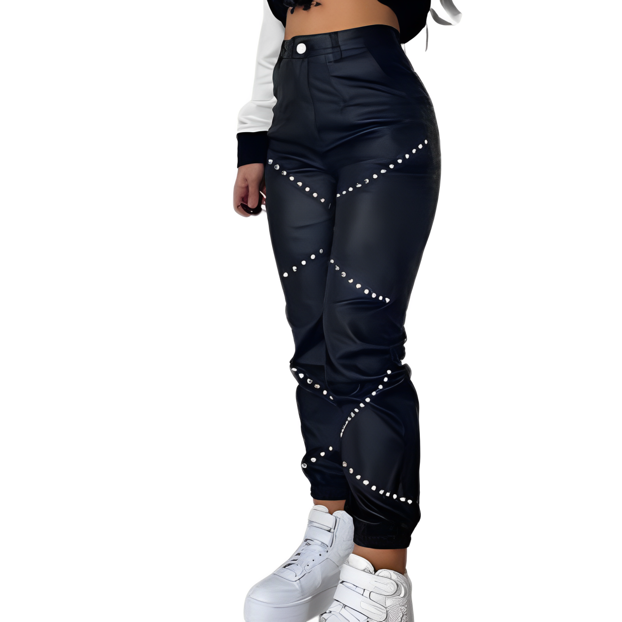 Damenhose aus schwarzem Kunstleder mit Nieten, modisch und trendig, ideal für Streetwear. Perfekt kombiniert mit weißen Sneakern.