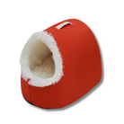 Kuscheliges, rotes Katzenbett mit weichem, weißem Plüschfutter. Ideal für Haustiere, die Komfort und Wärme suchen. Perfekt für Katzenliebhaber.