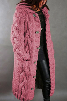 Damen Strickmantel rosa, handgestrickt, Zopfmuster, Kapuze, Knöpfe, warm, modisch, Wintermode, gemütlich, Oversize, trendig, elegant.