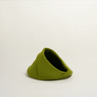 Grüne Katzenhöhle aus Fleece, gemütlicher Rückzugsort für Katzen, modernes Design.