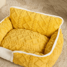 Gelbes Fleece-Haustierbett, quadratisch, weich, gemütlich, ideal für Hunde und Katzen.