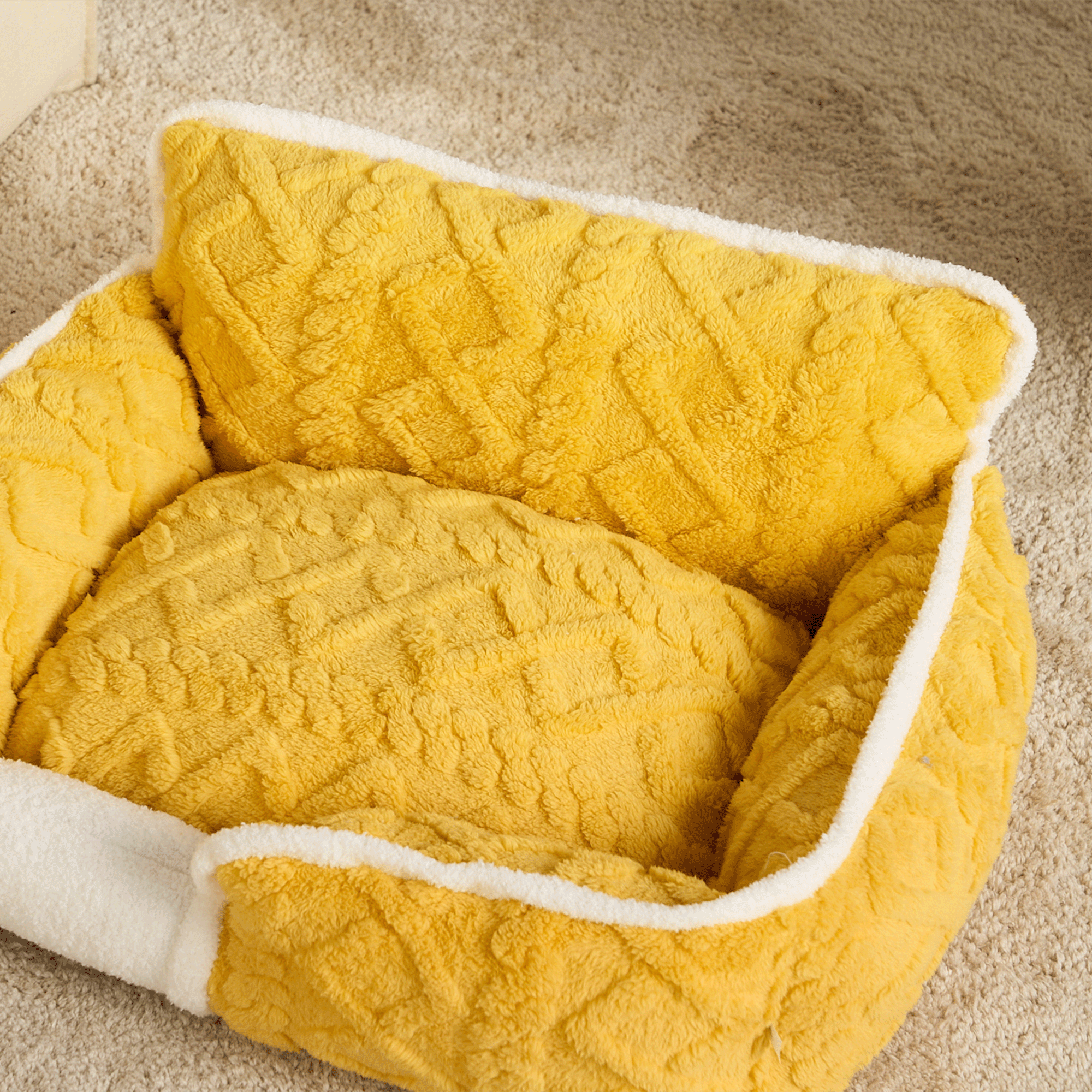 Gelbes Fleece-Haustierbett, quadratisch, weich, gemütlich, ideal für Hunde und Katzen.