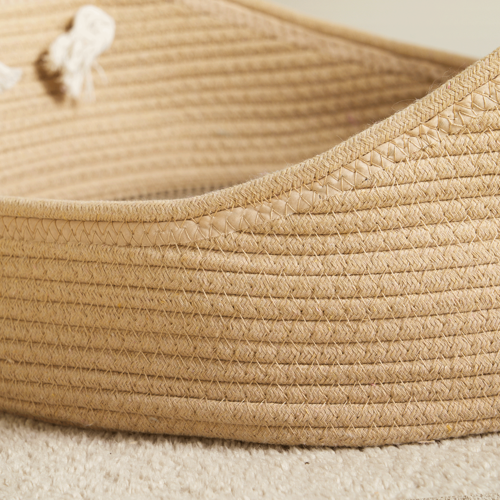 Handgemachtes geflochtenes Haustierbett aus Rattan, beige, umweltfreundlich, langlebig.