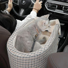 Graues Kätzchen im Hahnentritt-Autositz für Haustiere, sicherer Transport, stilvolles Design.