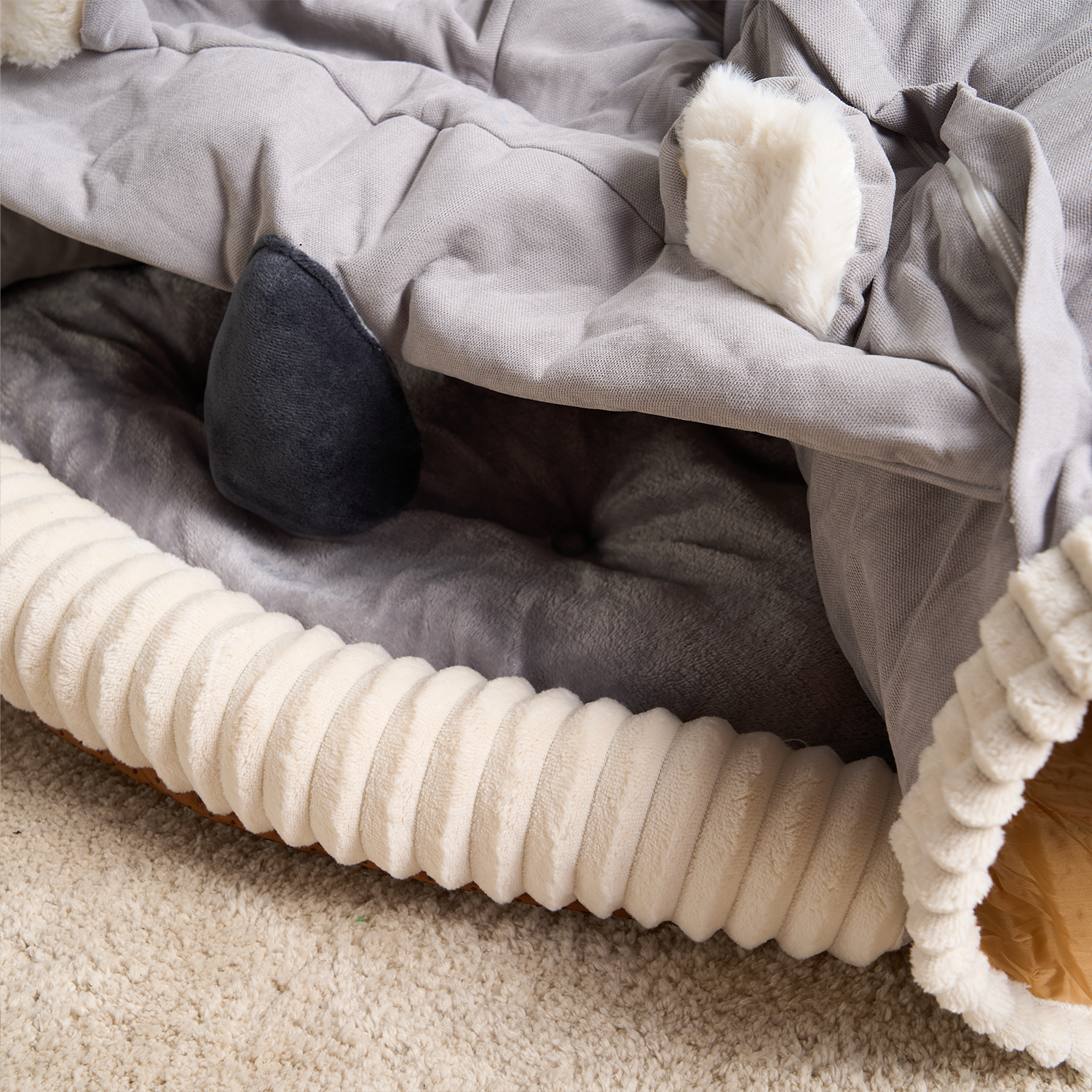 Graues 2-in-1-Katzenbett aus Plüsch, gemütlich, waschbar, ideal für Haustiere, auf Teppich.