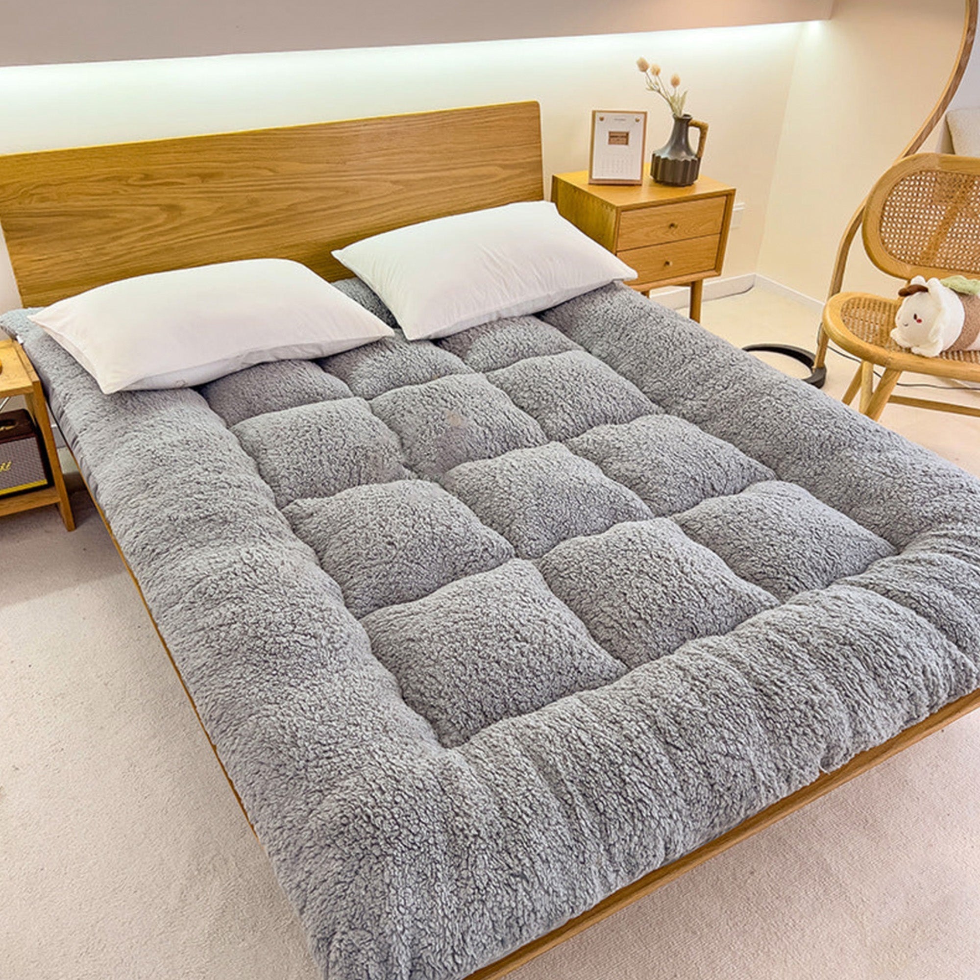 Graues Lammwoll-Matratzen-Topper auf Holzbett, gemütlich, Schlafzimmer-Dekor, Doppelbett.