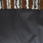 Nahaufnahme gestreiftes Haustiersofa mit Kissen, monochrom, braun-schwarz, weiches Material.