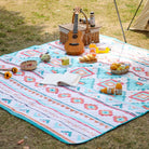 Marokkanische Outdoor-Picknickdecke, wasserdicht, faltbar, geometrisches Muster, auf Rasen.
