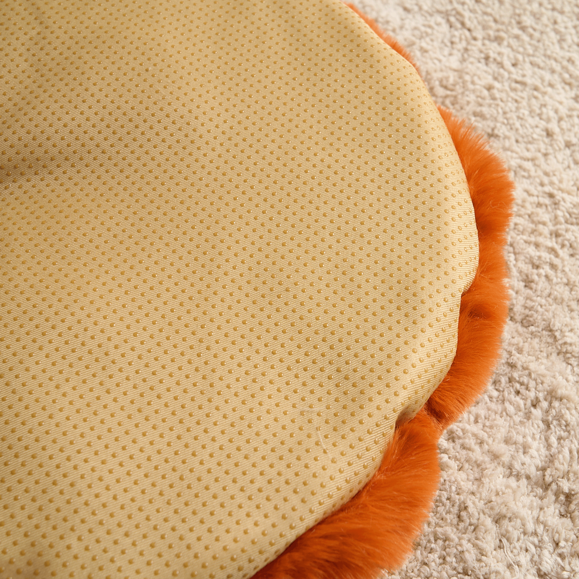 Runde Schlafmatte, beige mit orangefarbenem Rand, weiches Material, ideal für Haustiere.