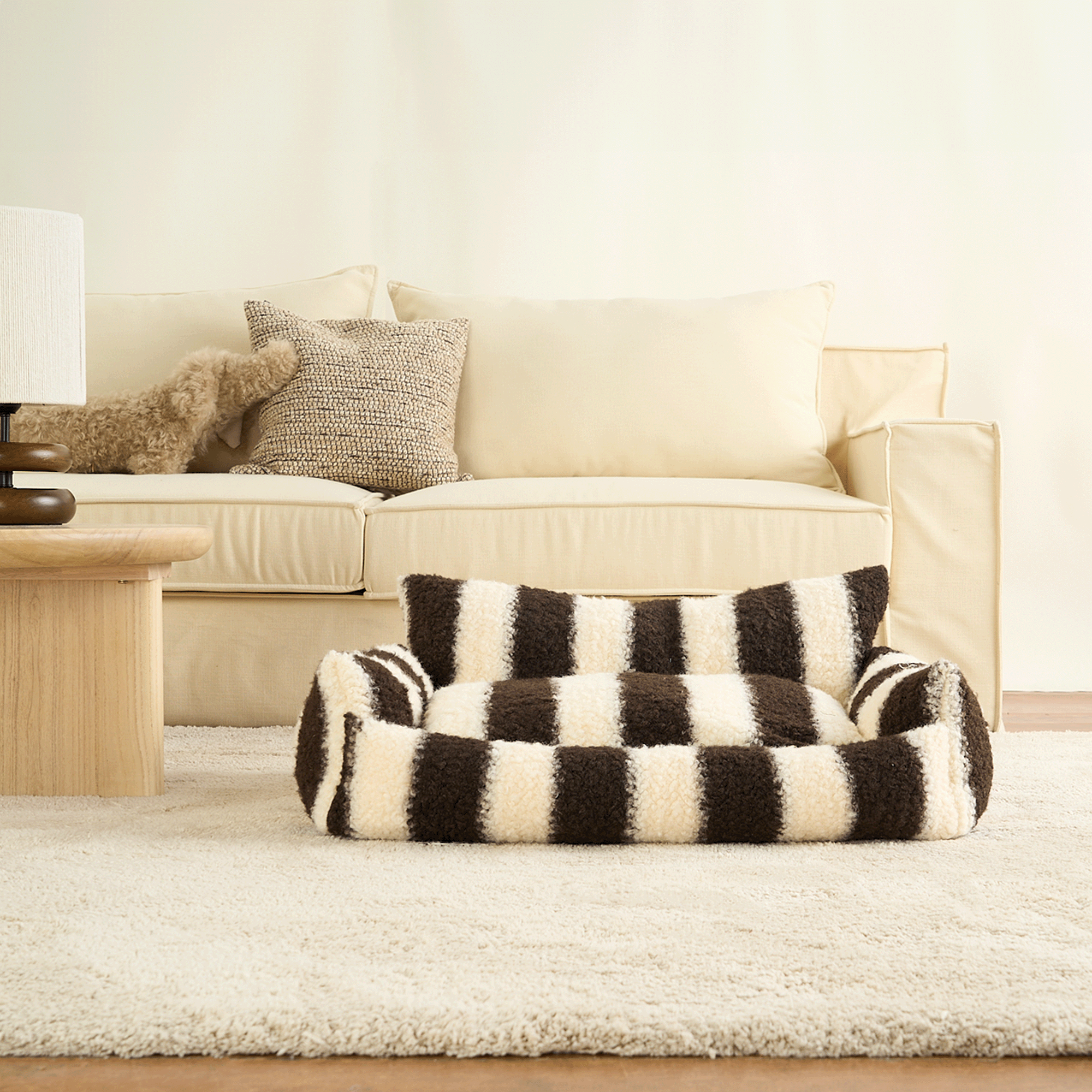 Gestreiftes Plüsch-Haustiersofa mit Kissen, braun-weiß, gemütlich, Wohnzimmer, Hundebett.