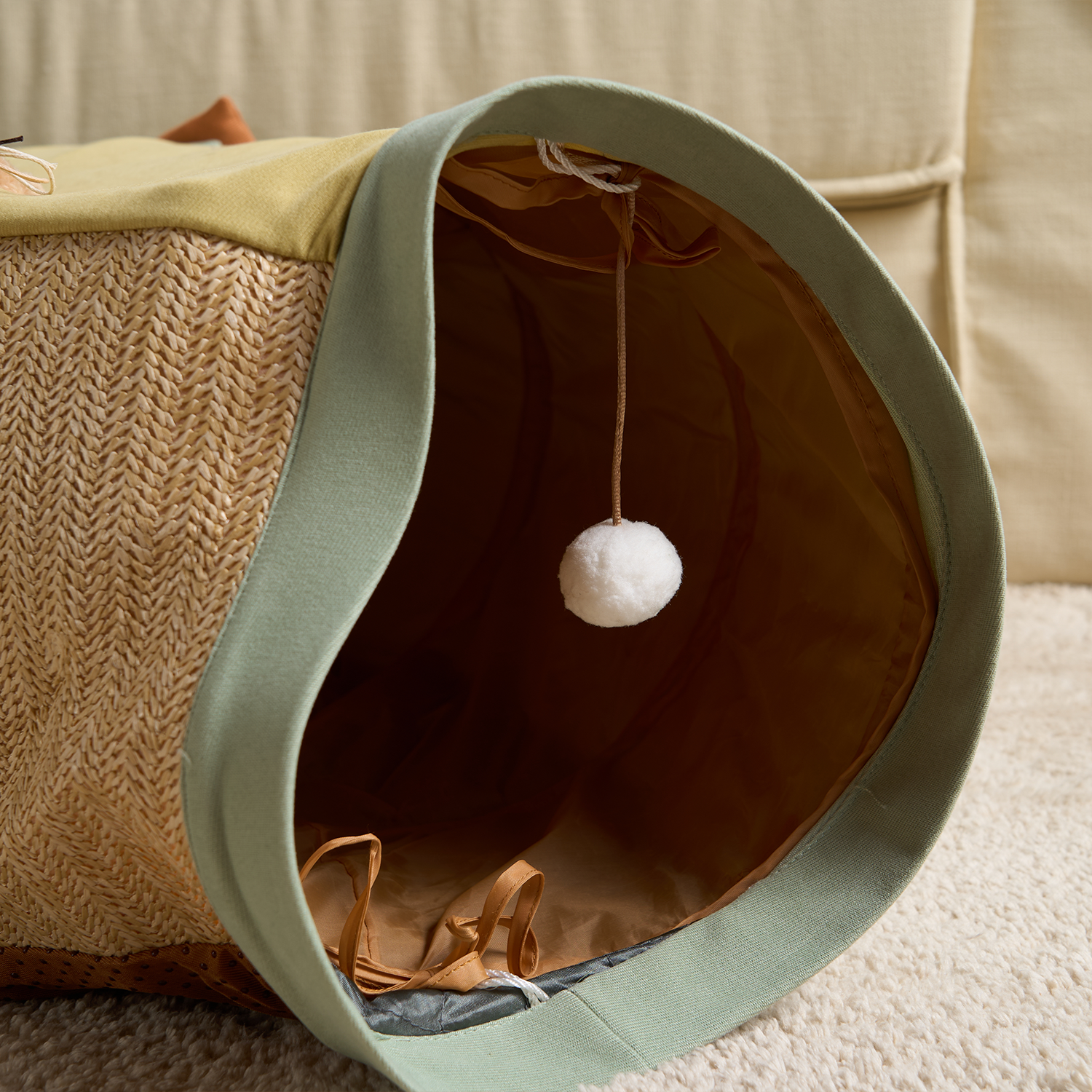 Katzentunnel faltbar, beige-grün, mit Spielball, ideal für Katzenversteck und Spielspaß.