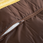 Braunes Haustierbett mit Reißverschluss, gepunktetes Design, weiches Material, bequem für Haustiere.