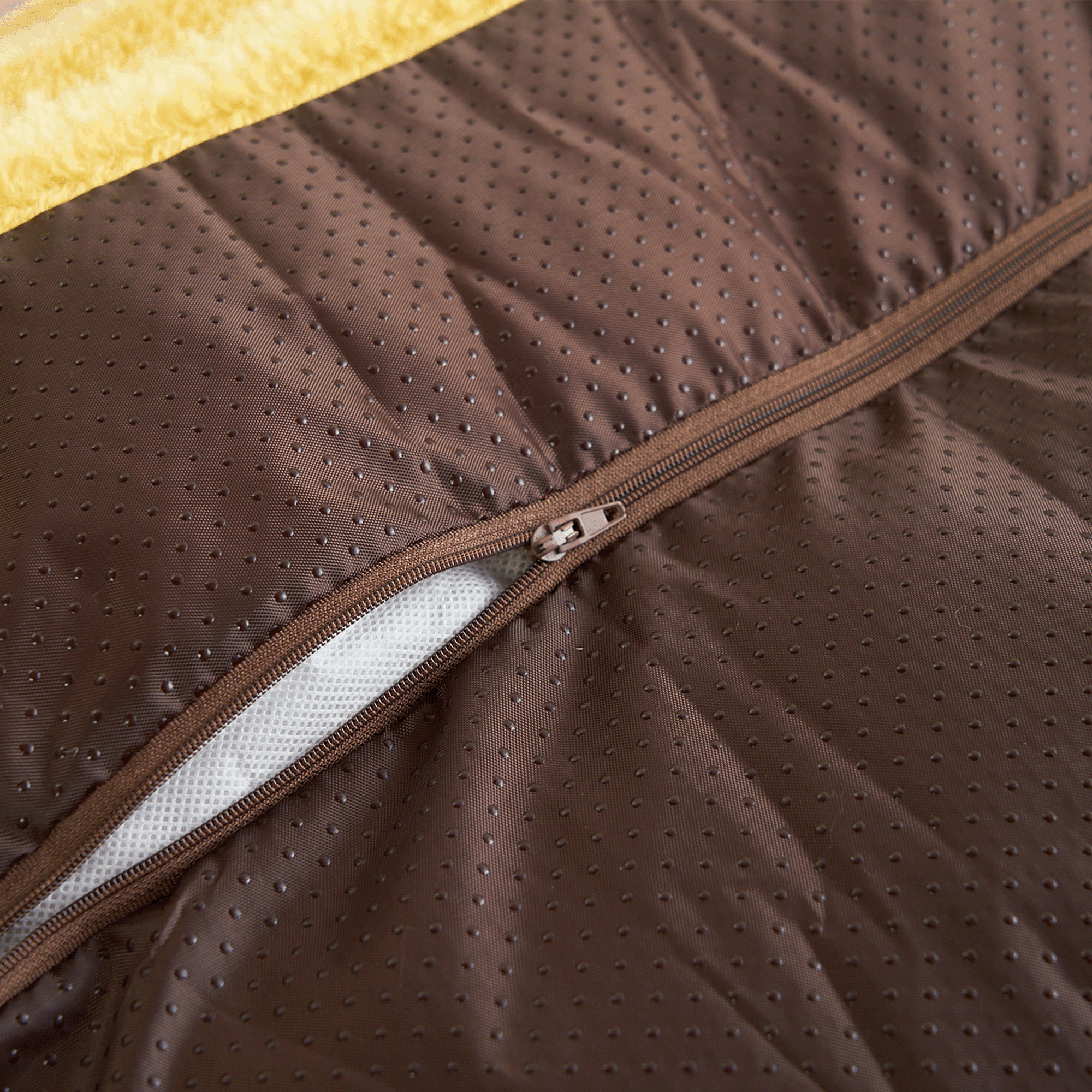 Braunes Haustierbett mit Reißverschluss, gepunktetes Design, weiches Material, bequem für Haustiere.