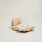 Luxuriöses Hundebett mit Blumenmuster, beige, weiche Polsterung, ideal für kleine Haustiere.