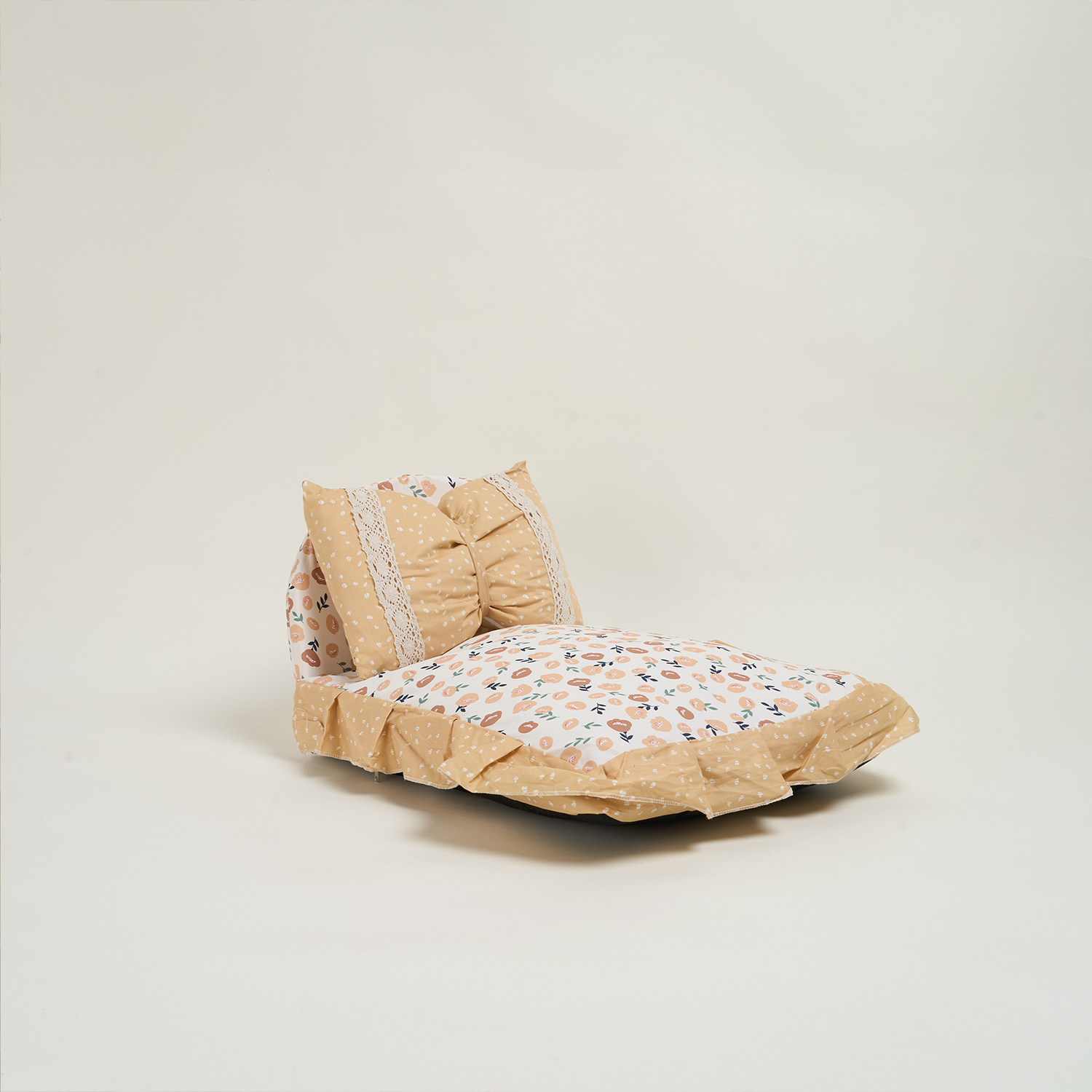Luxuriöses Hundebett mit Blumenmuster, beige, weiche Polsterung, ideal für kleine Haustiere.