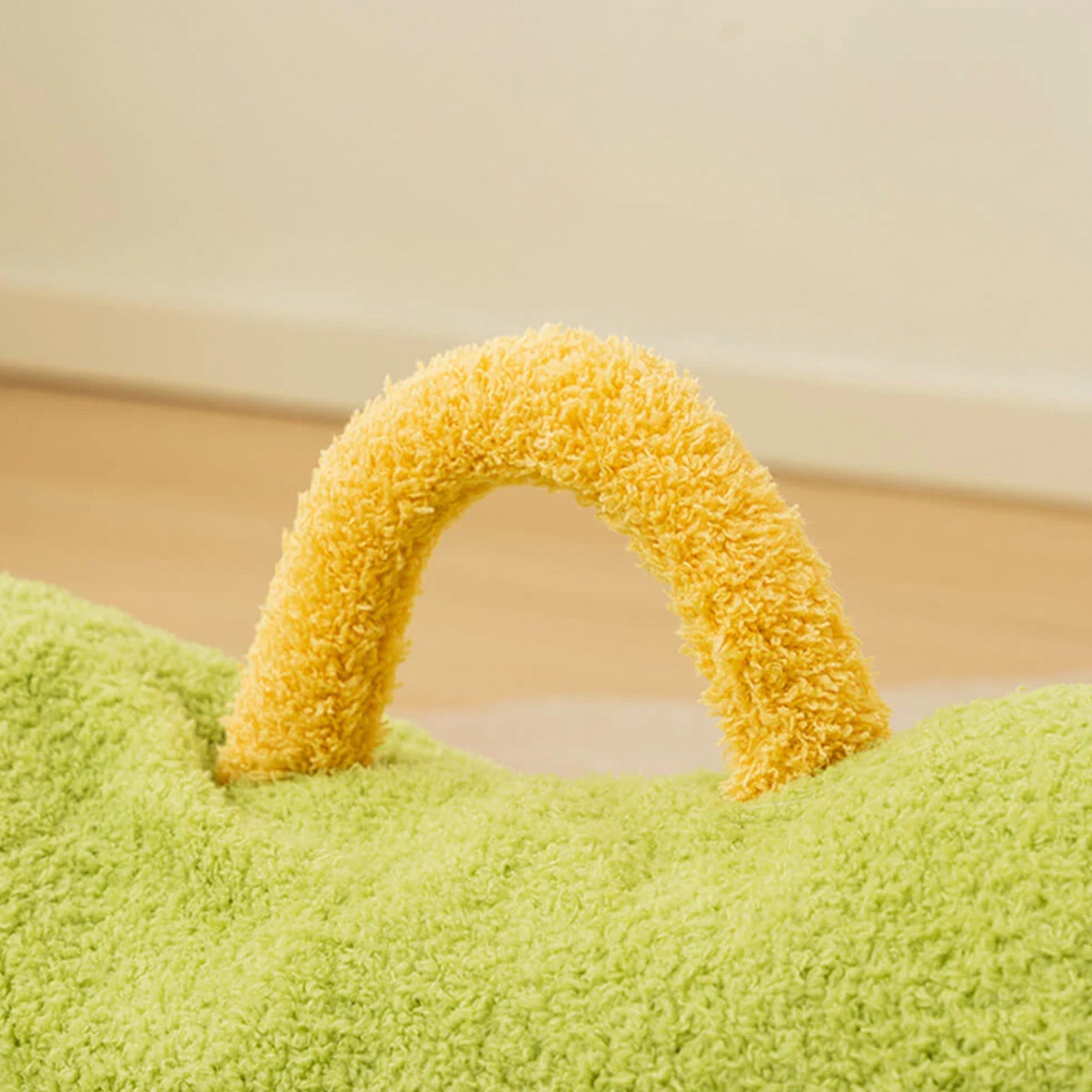 Grünes Plüsch-Haustierbett mit gelbem Griff, weiches Sofa für Hunde und Katzen.