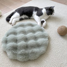 Weiches, plüschiges, rundes Hundebett, graue Farbe, gemütliche Haustiermatte, Schlafplatz.