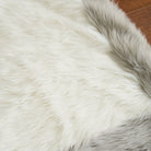 Superweiche Haustiermatte, weiß-grau, Kunstfell, rutschfest, gemütlich, für Hunde und Katzen.