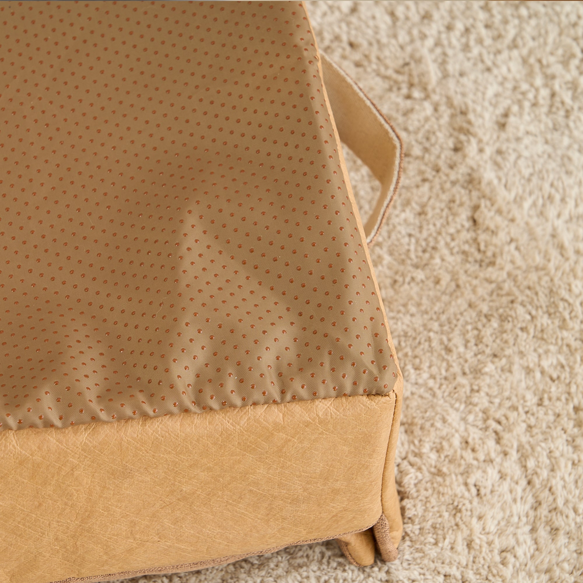 Faltbares Haustierbett beige, tragbar, reisetauglich, bequem, rutschfest, für Hunde und Katzen.