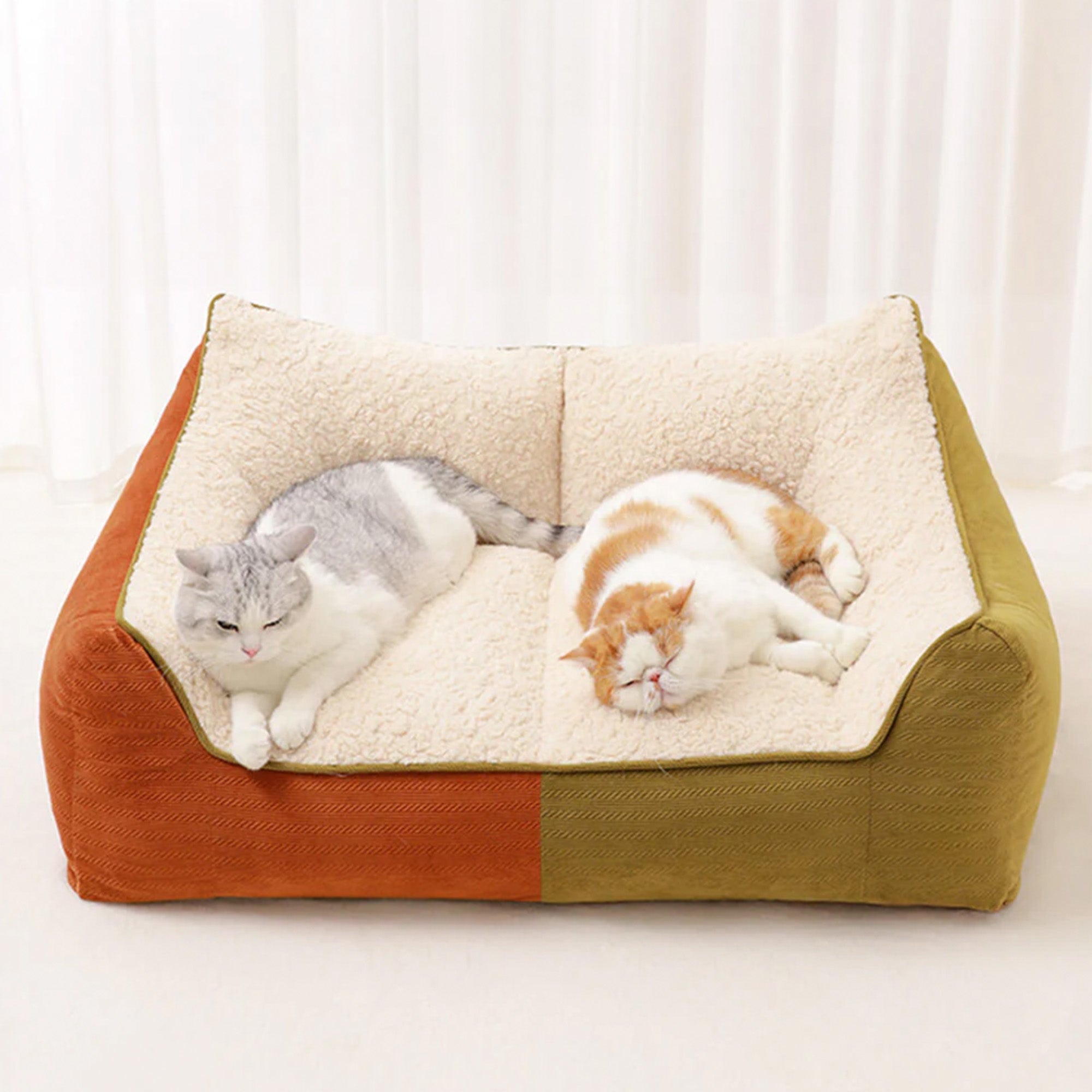 Katzenbett mit zwei schlafenden Katzen, orange-grün, flauschig, beruhigend, Sofa-Stil.
