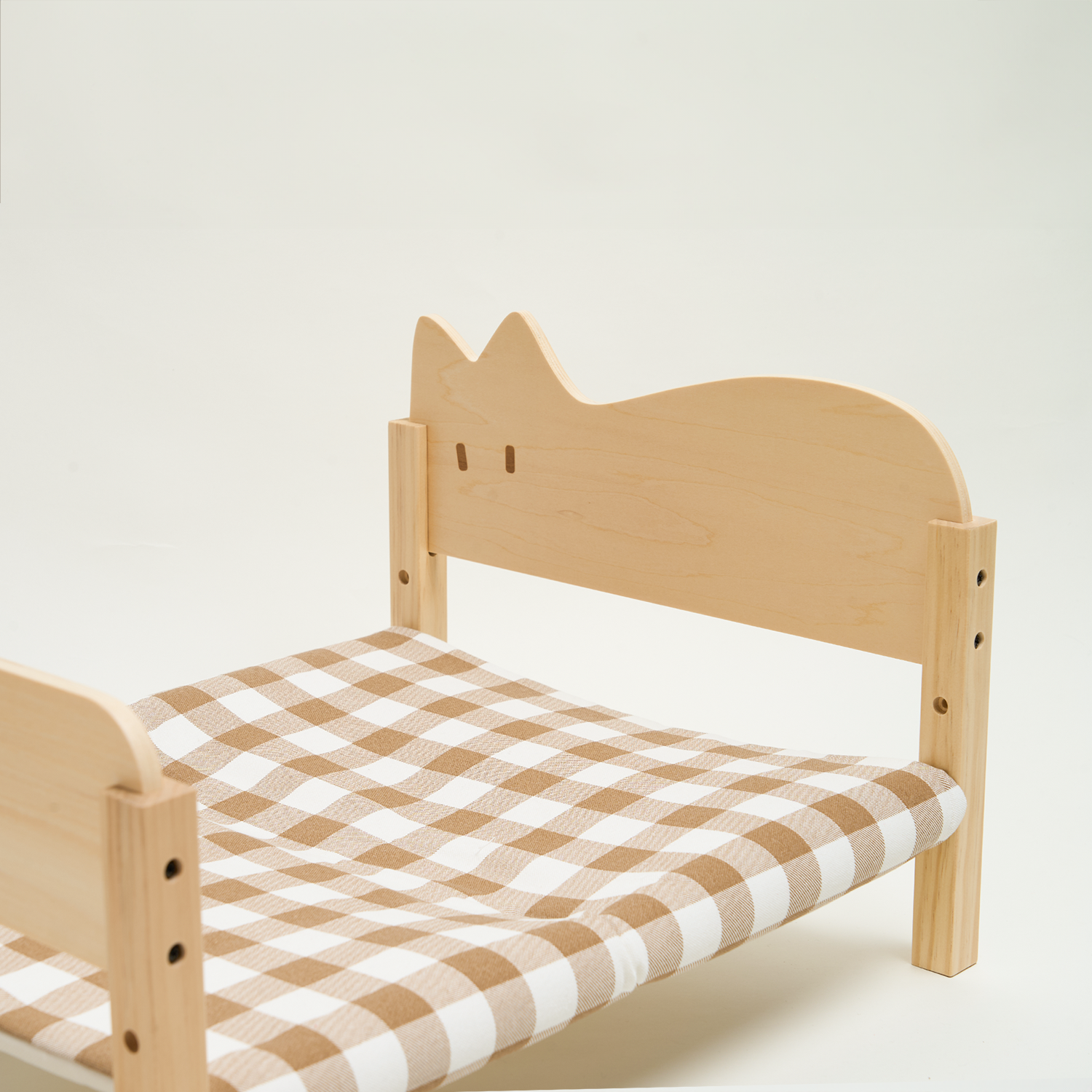 Holzbett für Katzen mit kariertem Kissen, modernes Design, Haustiermöbel, Naturholz.