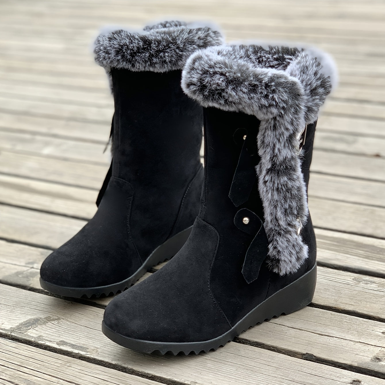 Schwarze Winterstiefel mit Kunstfellbesatz, rutschfeste Sohle, ideal für kalte Tage. Modische Damenstiefel, warm und stilvoll.