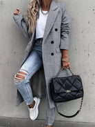 Damenmode: Grauer Wollmantel, zerrissene Jeans, weiße Sneakers, schwarze gesteppte Handtasche. Trendy Herbst-Outfit, lässig und stilvoll.