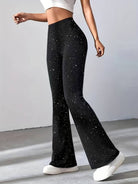 Damenhose mit Sternenmuster, schwarz, ausgestellter Schnitt, ideal für Freizeit und Fitness. Modische, bequeme Damenbekleidung.