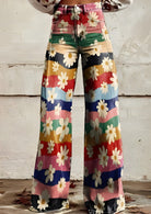 Bunte Schlaghose mit Blumenmuster, Retro-Design, ideal für Vintage-Mode-Liebhaber. Perfekt für trendige, auffällige Outfits und Festival-Looks.