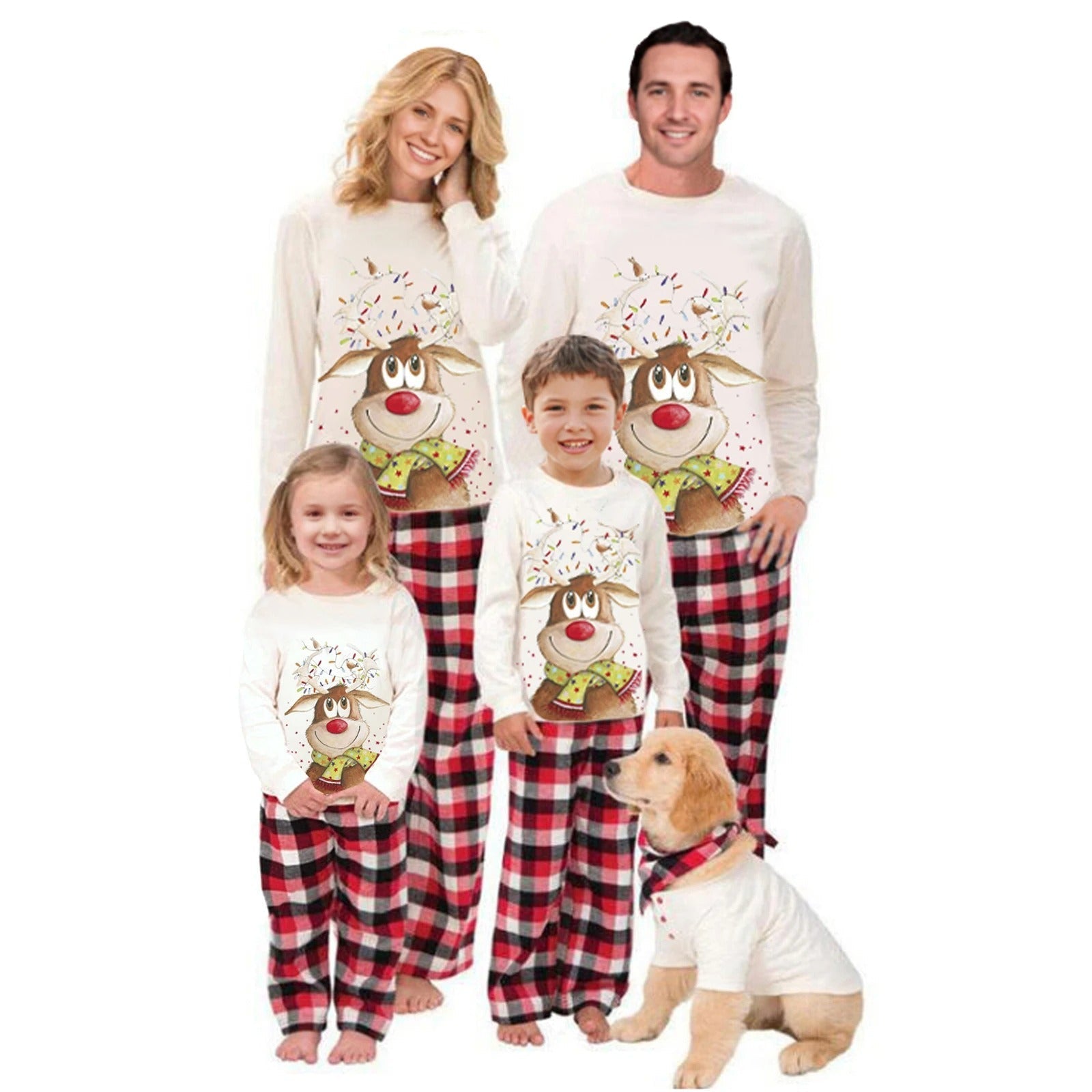 Familie in passenden Weihnachts-Pyjamas mit Rentiermotiv, karierten Hosen und Hund. Perfekt für festliche Fotos und gemütliche Feiertage.