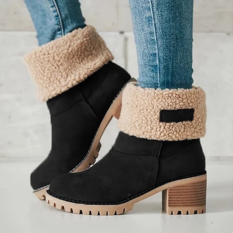 Schwarze Damen-Winterstiefel mit Absatz, gefüttert mit Kunstfell, ideal für kalte Tage. Modische, warme Stiefel für Herbst und Winter.