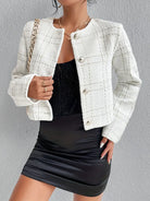 Elegante Damenmode: Weißer Tweed-Blazer mit Knöpfen, kombiniert mit schwarzem Pailletten-Top und Lederrock. Perfekt für stilvolle Anlässe.