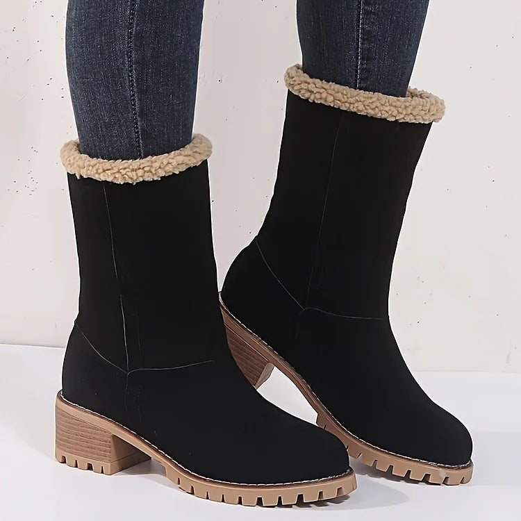 Schwarze Damenstiefel mit Blockabsatz und Fellfutter, ideal für Wintermode. Bequeme, stilvolle Stiefel für kalte Tage. Perfekt für Outdoor-Aktivitäten.