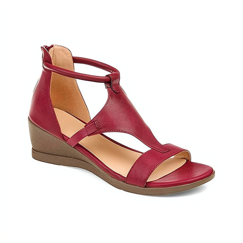 Damen-Sandale in Rot mit Keilabsatz, offenem Zehenbereich und Knöchelriemen. Bequem und stilvoll für Sommermode und Freizeitkleidung.