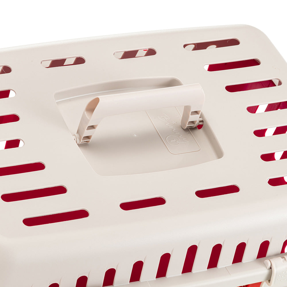 Katzentransportbox aus robustem Kunststoff, beige mit Lüftungsschlitzen und Tragegriff. Ideal für sicheren Transport von Haustieren.